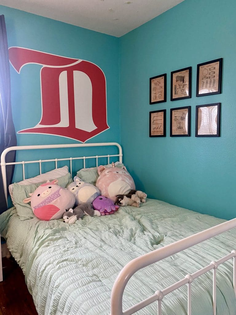 Tomboy bedroom ideas for a hockey loving girl.